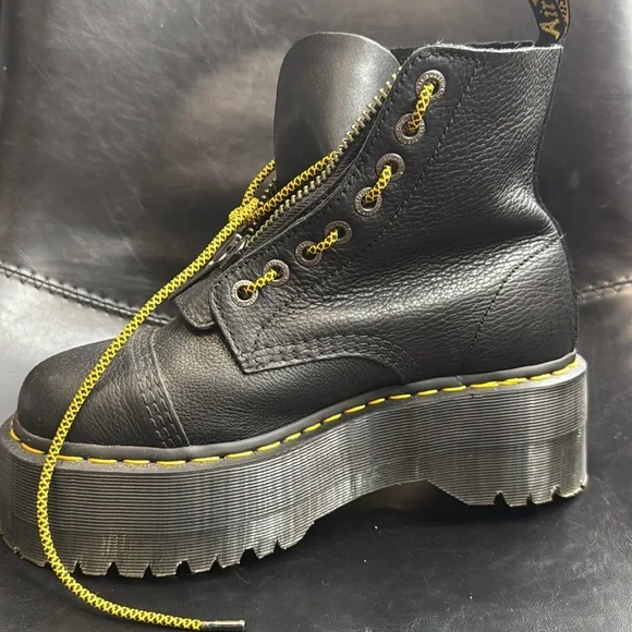 Dr Martens Sinclair Max UNISEX
flatform zip tumbled leather boots in black - Picture 3 of 3